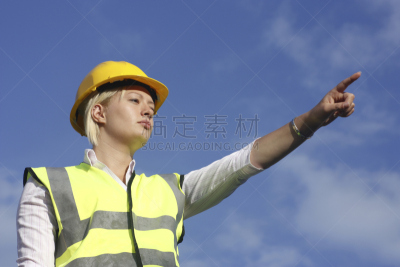 运动头盔,女人,反光服,建筑承包商,水平画幅,衬衫,白人,安全帽,仅成年人,建筑业
