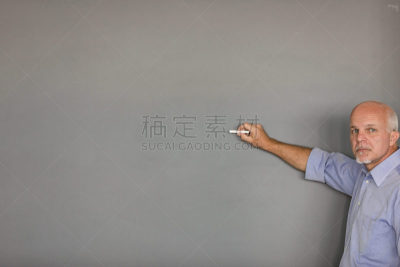 老年人,讲师,认真的,黑板,灰发,非全秃,成年的,仅成年人,山羊胡,演说家
