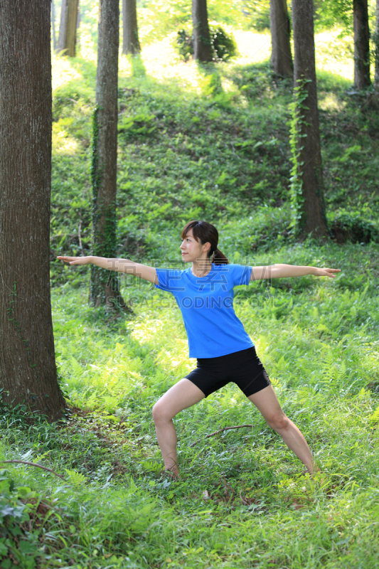 女人,日本人,瑜伽,武士,吊环,勇士式瑜伽姿势,中年女人,草坪,健康保健,平和