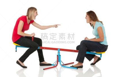 跷跷板,女性,两个人,友谊,进行中,背景分离,肖像,全身像,影棚拍摄,仅女人