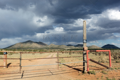 禁止入内,非请莫入,私人财产标志,圣达菲,荒野公路,新墨西哥,选择对焦,天空,褐色,水平画幅