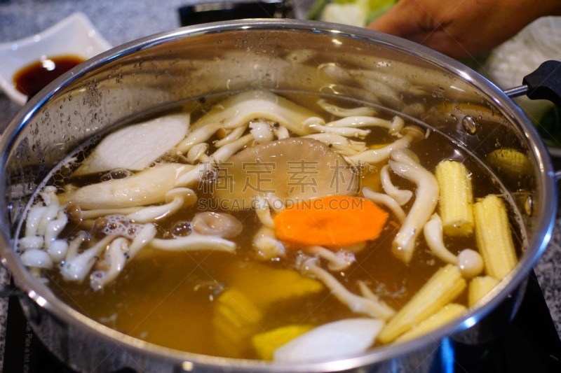 涮涮锅,寿喜烧,日式火锅菜,细面条,甜玉米,沸腾的,明虾,虾,餐具,水平画幅