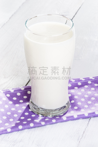 白色,餐巾,牛奶,桌子,木制,玻璃杯,紫色,垂直画幅,奶制品,无人