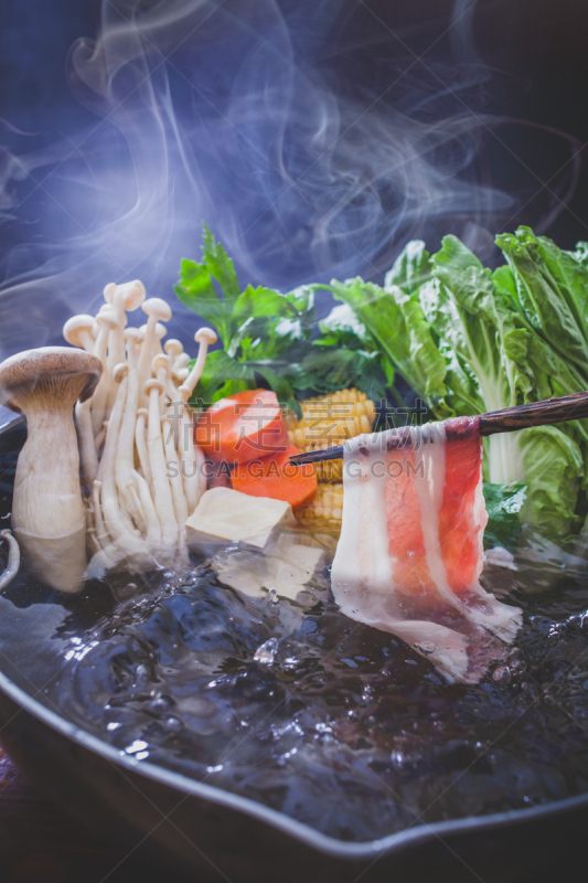 寿喜烧,涮涮锅,沸腾的,垂直画幅,生食,锅,肉,热,牛肉,蔬菜
