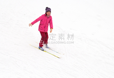 滑雪运动,女孩,色彩鲜艳,青少年,休闲活动,水平画幅,山,雪,户外,追焦摄影