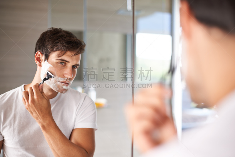 剃胡子,剃须膏,镜子,剃刀片,单身,身体保养,浴室,留白,半身像,t恤
