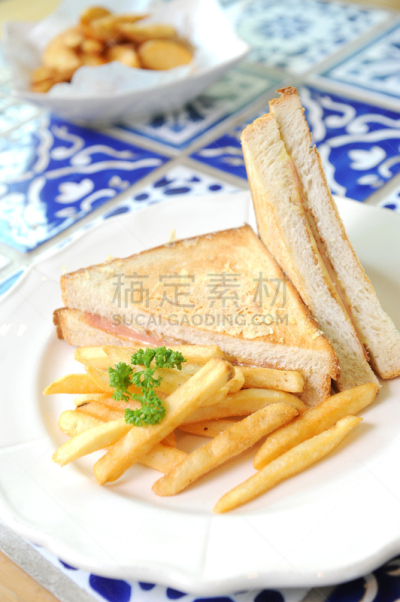 三明治,精制土豆,餐具,垂直画幅,格子烤肉,无人,巨大的,膳食,奶酪,西红柿