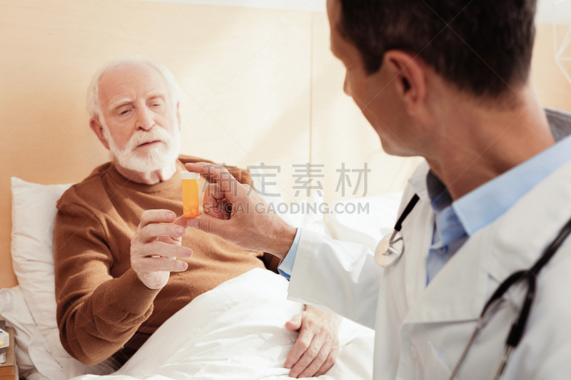 健康保健,老年人,看,认真的,汽车头枕,婴儿潮,啤酒瓶,男子气概,半身像,水平画幅
