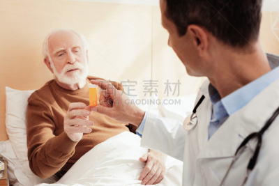 健康保健,老年人,看,认真的,汽车头枕,婴儿潮,啤酒瓶,男子气概,半身像,水平画幅