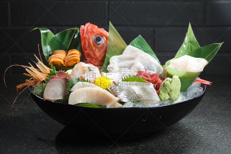生鱼片,桌子,水平画幅,洋葱,膳食,海产,高级西餐,盘子,即食食品,室内