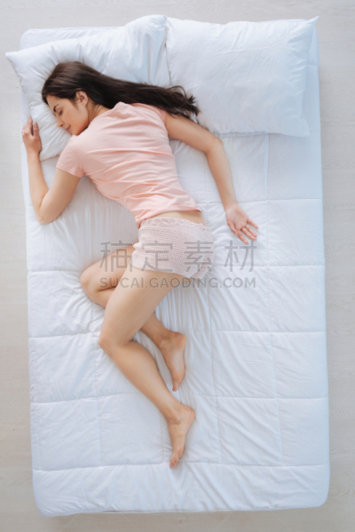 平和,舒服,女人,住宅内部,小睡,就寝时间,枕头,二件式睡衣,床单,正上方视角