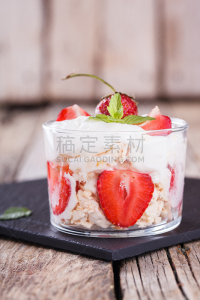 伊顿,混沌,草莓,生奶油,草莓奶昔,水果层蛋糕,蛋白饼糕,垂直画幅,奶制品,无人