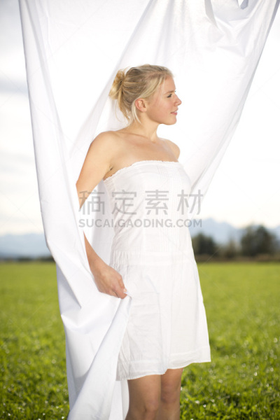 白色,女孩,毯子,垂直画幅,风,旋转晾衣绳,纺织品,夏天,户外,干洗