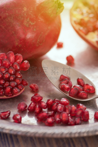 玻璃杯,单色图片,石榴汁,餐盘,汤匙,石榴籽,关闭的,饮料,横截面,部分
