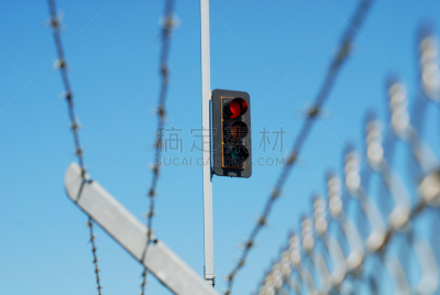带刺铁丝网,红绿灯,水平画幅,无人,蓝色,红灯,安全,态度暧昧,红色,危险