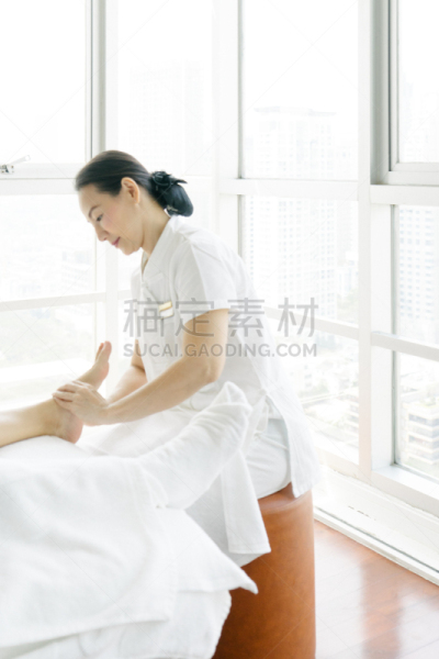 脚部按摩,按摩师,老年人,反射疗法,按摩油,按摩台,腿,美容师,垂直画幅