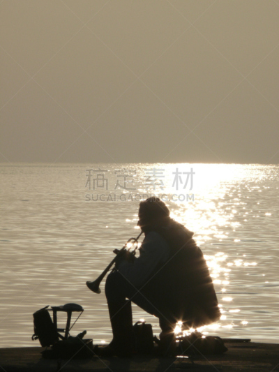 小号,黑喇叭菇,螫针,两个座位的桌子,乐谱,拇指,垂直画幅,户外,乐器,明亮