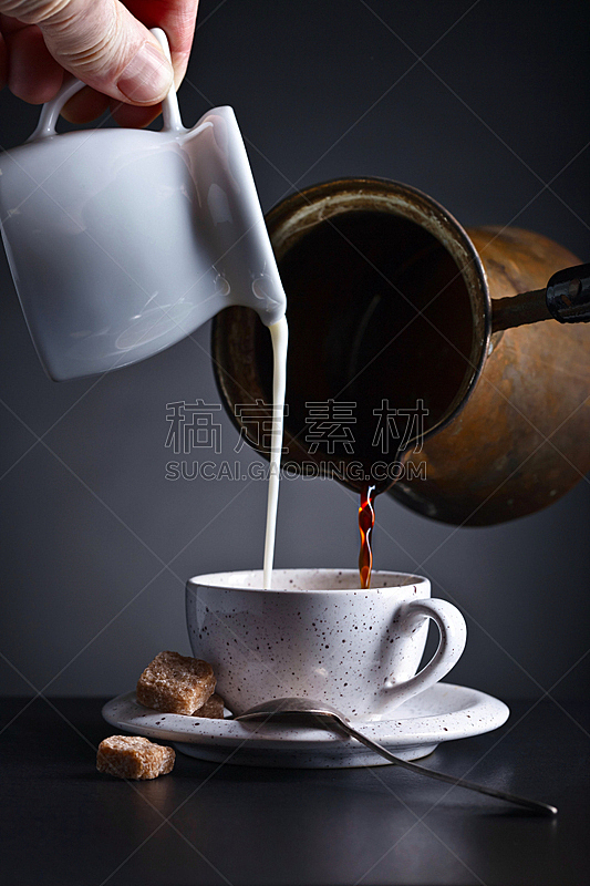 杯,拿铁咖啡,红糖,垂直画幅,褐色,芳香的,无人,茶碟,奶油,早晨
