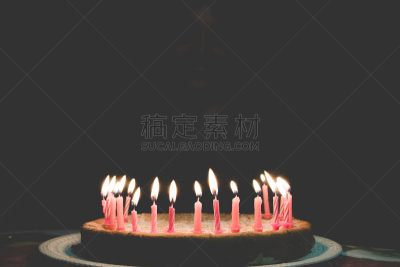 火焰,生日蛋糕,留白,水平画幅,无人,蛋糕,生日,明亮,甜点心,白色