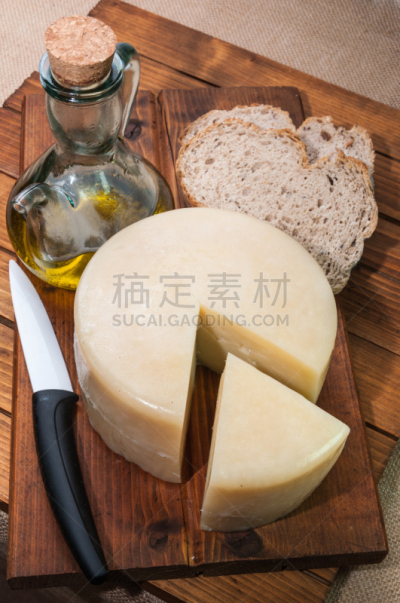 奶酪,卡斯特尔诺乳酪,奶酪刀,优质初榨橄榄油,羊奶干酪,粗麦面包,垂直画幅,饮食,奶制品,炊具刀