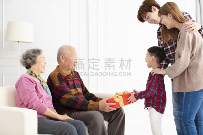 父母,孙辈,礼物,祖父母,老年男人,家庭,母亲,孙女,父亲,沙发