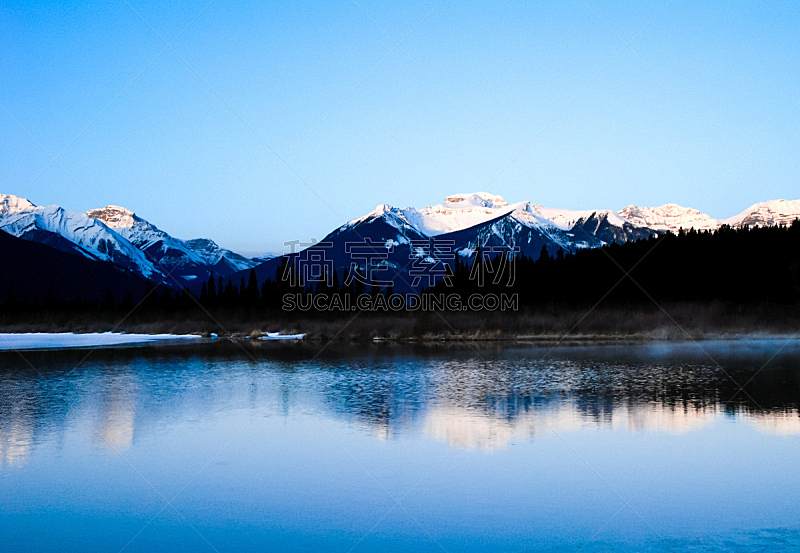 维米里恩湖,冬天,黎明,加拿大落基山脉,阿尔伯塔省,水平画幅,雪,早晨,旅行者,户外