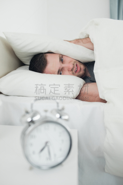 疲劳的,青年男人,响亮的,注视镜头,人的耳朵,闹钟,垂直画幅,美人,早晨,时间