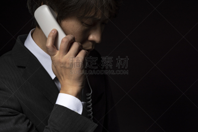 男人,水平画幅,电话机,人的嘴,男商人,男性,日本人,黑色背景,市场营销,白领