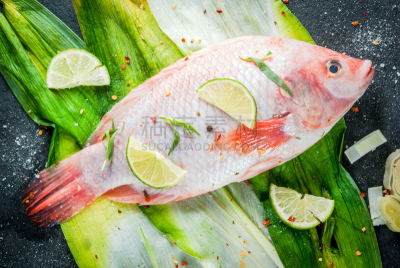 罗非鱼,鱼类,红色,韭,腌制食品,香料,餐具,蛋白质,河流,厨房
