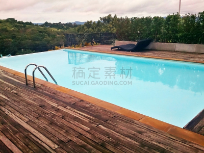 游泳池,户外,无边际泳池,酒店游泳池,水,天空,度假胜地,水平画幅,椅子,硬木地板
