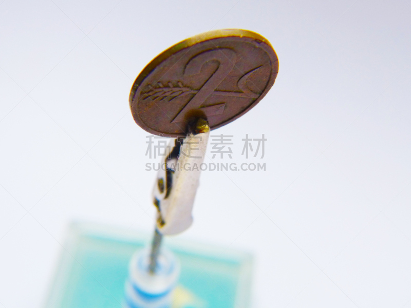 鳄鱼夹,2欧元分币,分币符号,金属夹,水平画幅,几何形状,两个物体,曲别针,数字2,一个物体
