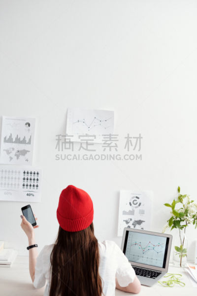 设计师,书桌,垂直画幅,留白,笔记本电脑,半身像,工作场所,社会化网络,小企业,室内植物