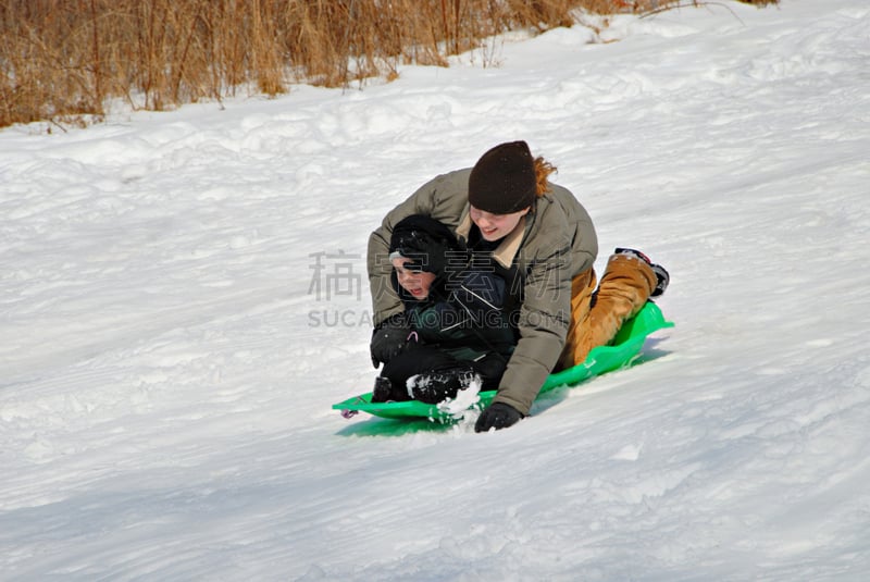 雪橇滑学,水平画幅,山,进行中,雪,户外,兄弟姐妹,男性,友谊,白色