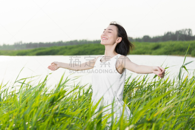 湖,女孩,中国,芦苇,闭着眼睛,短发,张开手臂,青少年,四肢,夏天