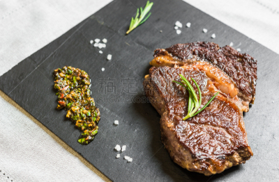 格子烤肉,肉眼牛排,肉,酱汁,石片,牛排,奇米丘里辣酱,黑色,背景,水平画幅