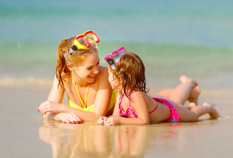 海滩 母亲 快乐 女儿 家庭 防护面罩 夏天 潜水镜 水中呼吸器 度假胜地图片素材下载 稿定素材