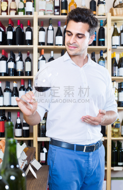 葡萄酒,商店,注视镜头,男人,织品样本,玻璃杯,行家,苦艾酒,垂直画幅,葡萄酒厂