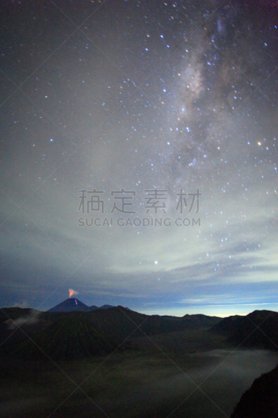 银河系,婆罗摩火山,滕格尔火山,bromo-tengger-semeru national park,东爪哇,垂直画幅,夜晚,无人,夏天,户外