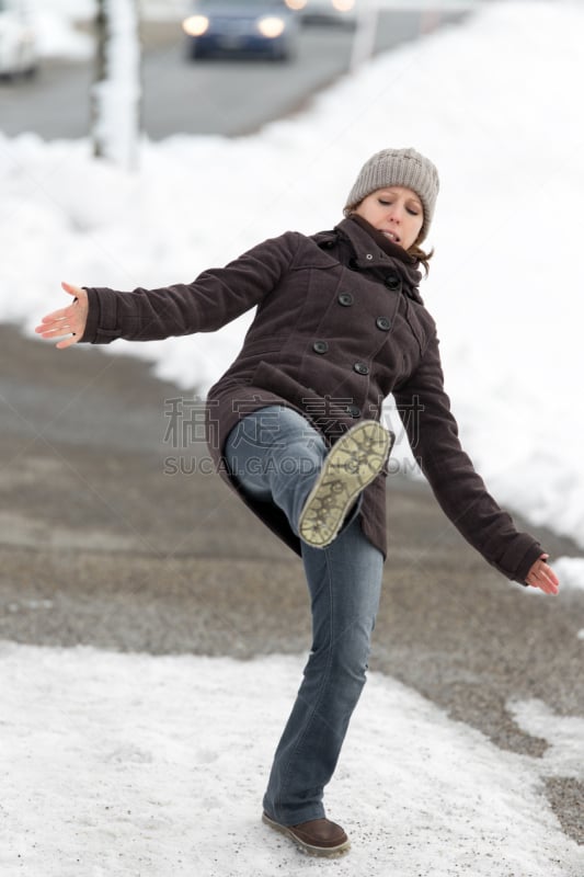 街道,青年女人,垂直画幅,身体受伤,沙子,雪,风险,户外,白人,仅成年人