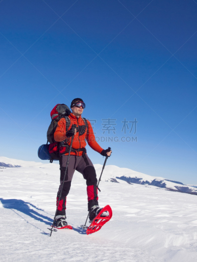 穿雪鞋走路运动,山脉,男人,鞋套,雪鞋,垂直画幅,天空,雪,风险,旅行者