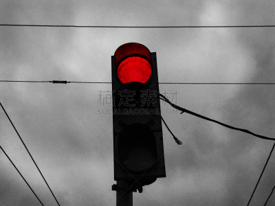 停止标志,天空,水平画幅,无人,通行指示灯,红绿灯,户外,低照明,红灯,俄罗斯