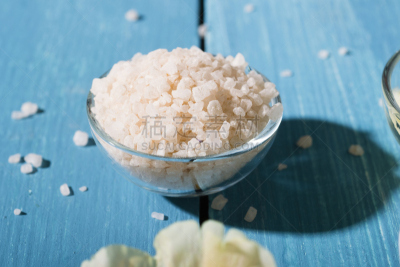 喜马拉雅盐,留白,水平画幅,无人,spa美容,浴盐,化妆用品,润肤露,树荫,白色
