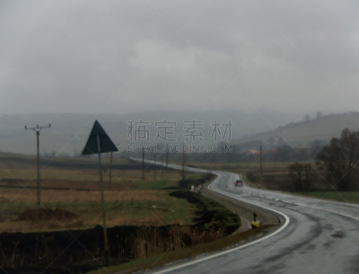远距离,汽车,蜿蜒,头球,水平画幅,罗马尼亚,云,山,无人,潮湿路滑标志