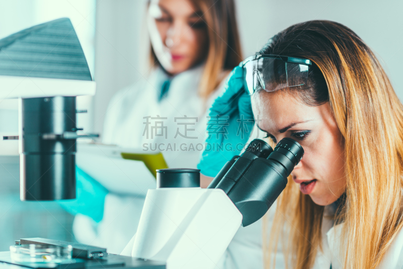 生物科技,显微镜,科学实验,生物化学,实验室,仅成年人,白色,专业人员,标本架,防护镜