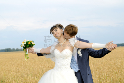 婚礼,脖颈相缠,美,水平画幅,夏天,户外,草,俄罗斯,农作物,田地