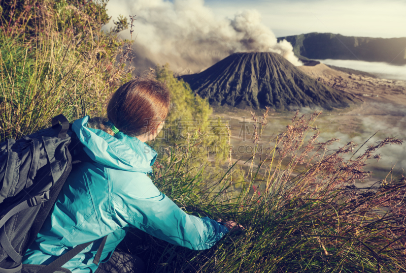 山,旅游目的地,徒步旅行,风景,青年女人,婆罗摩火山,bromo-tengger-semeru national park,东爪哇,水平画幅,早晨