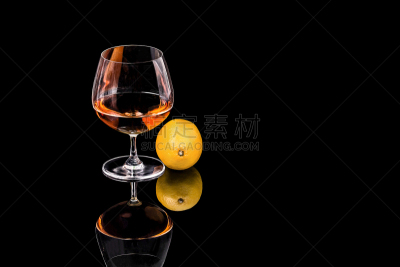 白兰地,柠檬,葡萄酒杯,黑色背景,行家,休闲活动,芳香的,水平画幅,上下颠倒,含酒精饮料