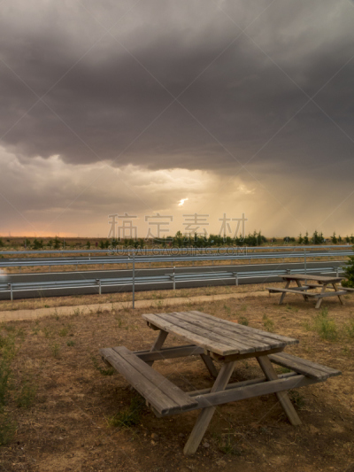 暴风雨,公路,垂直画幅,天空,风,陆用车,多车道公路,倾盆大雨,雨,沥青