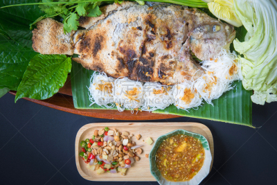 罗非鱼,鱼肉,炊具,红辣椒,餐具,格子烤肉,炸肉排,水平画幅,无人,膳食