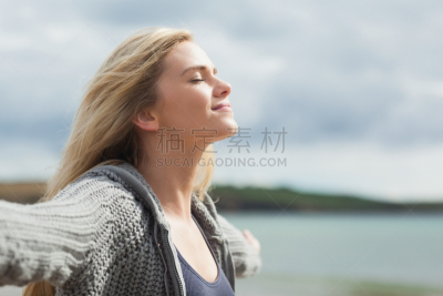 海滩,青年女人,侧面视角,手臂,水,天空,美,留白,休闲活动,水平画幅